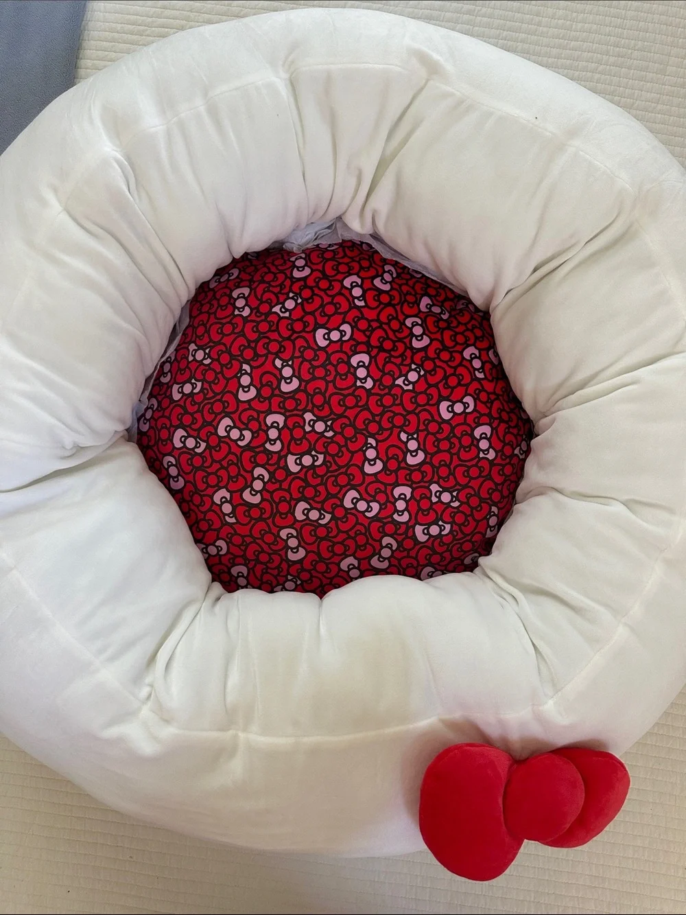 Hello Kitty pet bed, by Jazwares. Large. Non skid bottom